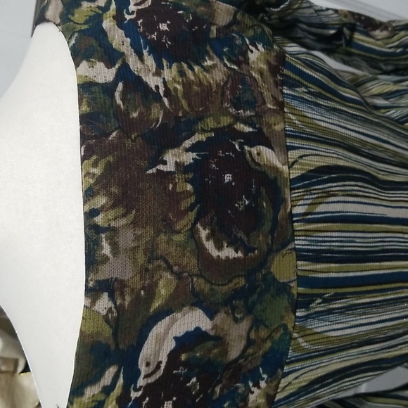 Axcess brand top. - Picture 6 of 9